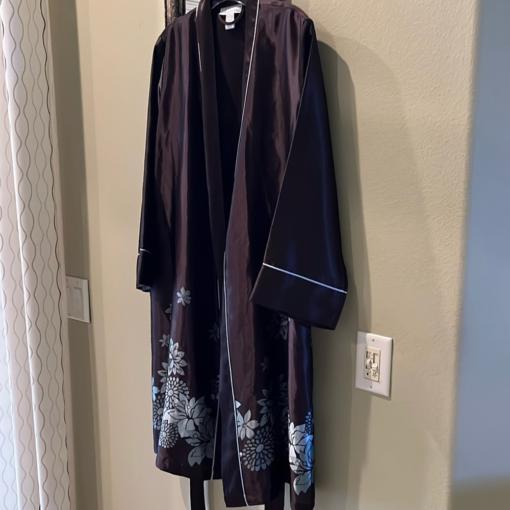 Robe, Gorgeous used polyester robe size medium brown/blue - Picture 2 of 8
